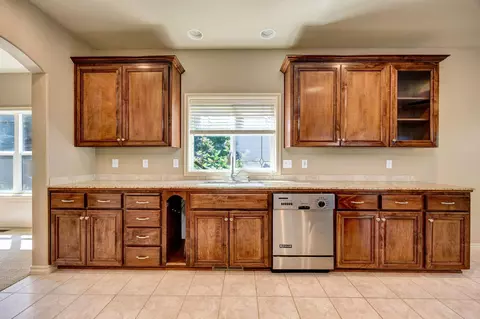 Kitchen - 523 Ridgeway Ave, Central Point, OR 97502 photo 5 of 5