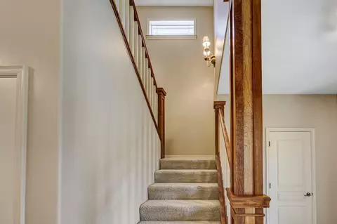 Entry Way - 523 Ridgeway Ave, Central Point, OR 97502 photo 4 of 7