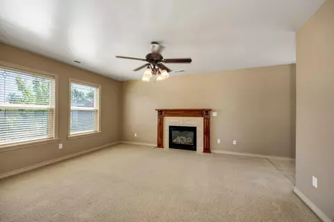 Living - 523 Ridgeway Ave, Central Point, OR 97502 photo 8 of 9