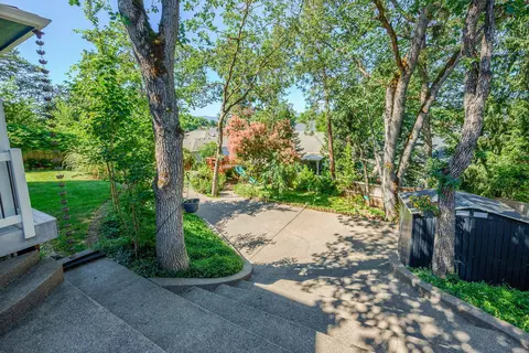Exterior - 523 Ridgeway Ave, Central Point, OR 97502 photo 11 of 18