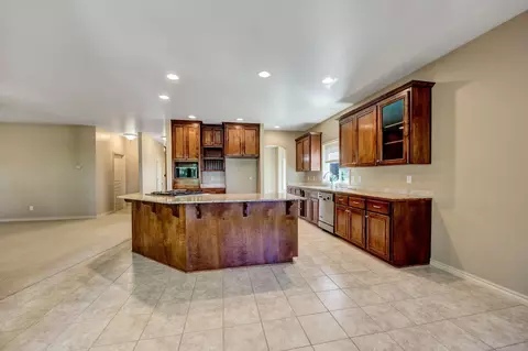 Kitchen - 523 Ridgeway Ave, Central Point, OR 97502 photo 2 of 5