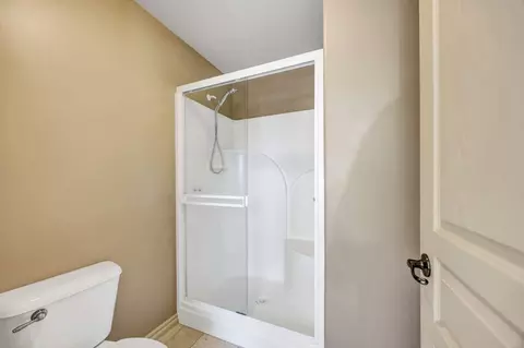 Bath - 523 Ridgeway Ave, Central Point, OR 97502 photo 5 of 6