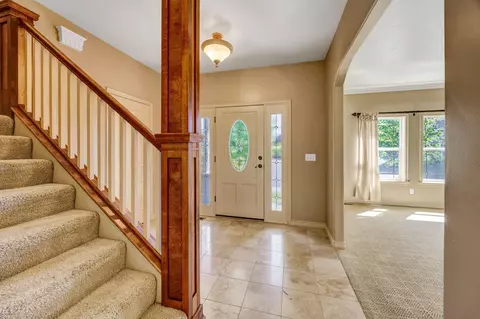 Entry Way - 523 Ridgeway Ave, Central Point, OR 97502 photo 2 of 7