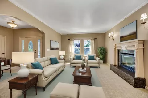 Living - 523 Ridgeway Ave, Central Point, OR 97502 photo 2 of 9