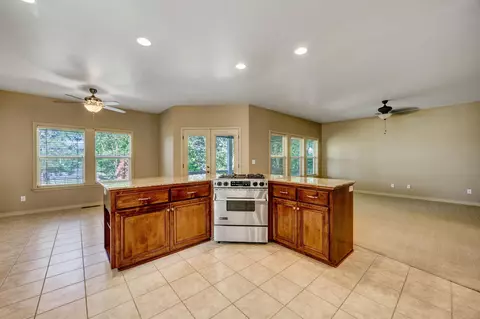 Living - 523 Ridgeway Ave, Central Point, OR 97502 photo 6 of 9