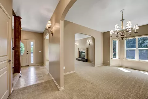 Entry Way - 523 Ridgeway Ave, Central Point, OR 97502 photo 3 of 7