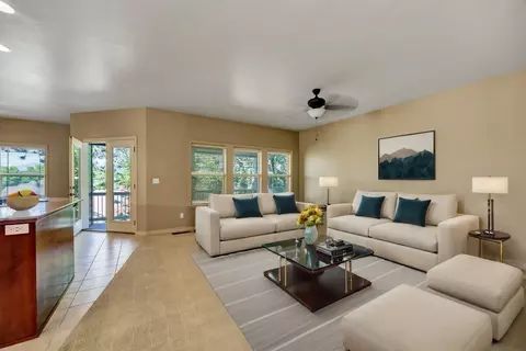 Living - 523 Ridgeway Ave, Central Point, OR 97502 photo 4 of 9