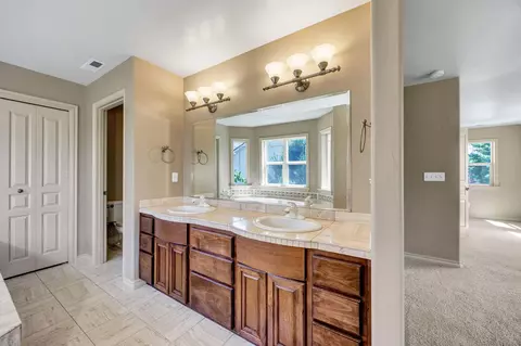 Bath - 523 Ridgeway Ave, Central Point, OR 97502 photo 3 of 6