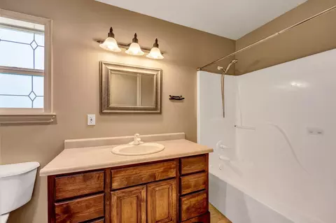 Bath - 523 Ridgeway Ave, Central Point, OR 97502 photo 6 of 6