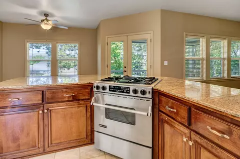 Kitchen - 523 Ridgeway Ave, Central Point, OR 97502 photo 4 of 5