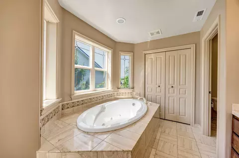 Bath - 523 Ridgeway Ave, Central Point, OR 97502 photo 4 of 6