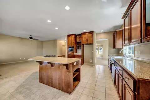 Kitchen - 523 Ridgeway Ave, Central Point, OR 97502 photo 3 of 5