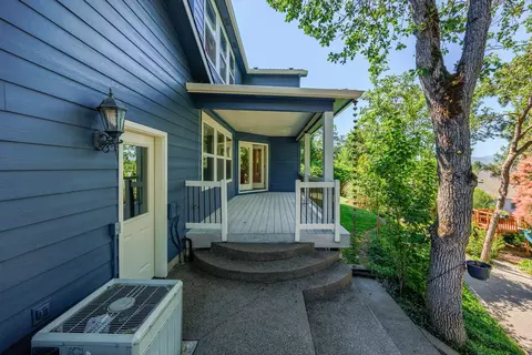 Exterior - 523 Ridgeway Ave, Central Point, OR 97502 photo 9 of 18
