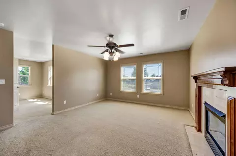 Living - 523 Ridgeway Ave, Central Point, OR 97502 photo 9 of 9