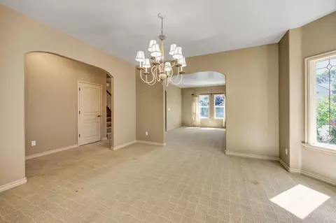 Living - 523 Ridgeway Ave, Central Point, OR 97502 photo 7 of 9