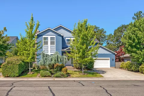 523 Ridgeway Ave, Central Point, OR 97502