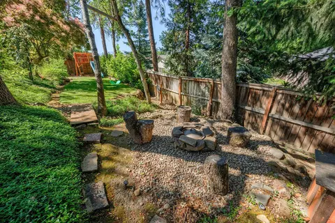 Exterior - 523 Ridgeway Ave, Central Point, OR 97502 photo 16 of 18