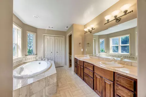 Bath - 523 Ridgeway Ave, Central Point, OR 97502 photo 2 of 6