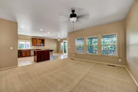 Living - 523 Ridgeway Ave, Central Point, OR 97502 photo 5 of 9