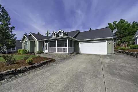 1025 Terrace Pl, Shady Cove, OR 97539