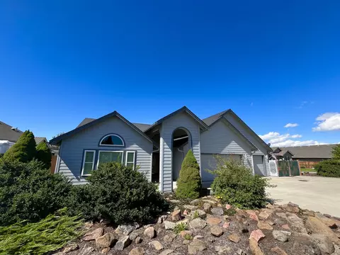 2721 NW Canyon Dr, Redmond, OR 97756