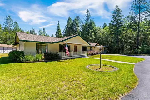 2075 Azalea Dr, Grants Pass, OR 97526