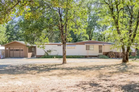 125 Harris Rd, Grants Pass, OR 97526 photo 2