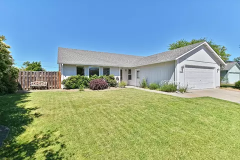 1308 Blue Sky Way, Central Point, OR 97502 photo 1