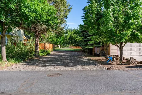 Exterior - 2279 NEdgewater Dr, Bend, OR 97701 photo 4 of 15
