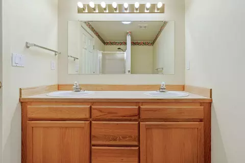 Bath - 2279 NEdgewater Dr, Bend, OR 97701 photo 4 of 4