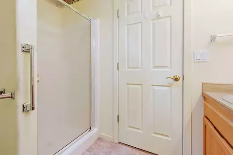 Bath - 2279 NEdgewater Dr, Bend, OR 97701 photo 3 of 4