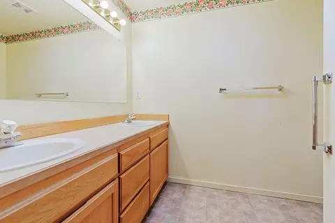 Bath - 2279 NEdgewater Dr, Bend, OR 97701 photo 2 of 4