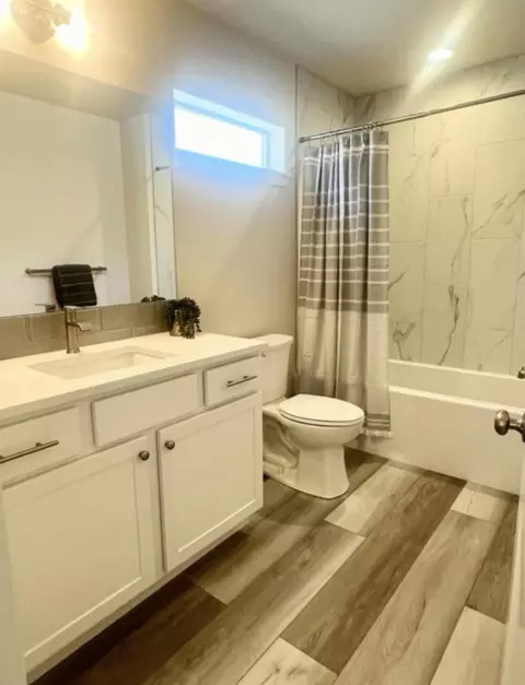 Bath - 2082 NW Trenton Ave #2, Bend, OR 97703 photo 2 of 3