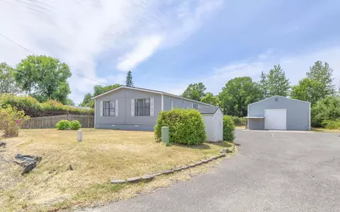 950 Schroeder Ln, Grants Pass, OR 97527
