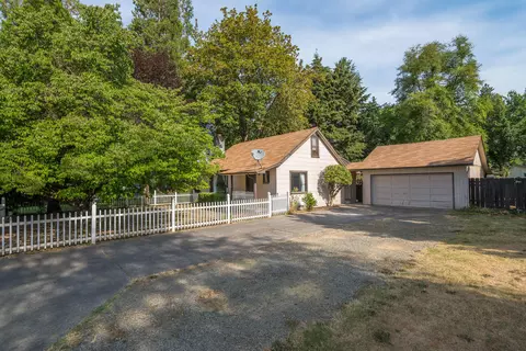 1428 SW Cypress St, Grants Pass, OR 97526