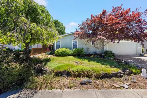 104 Osprey Dr, Eagle Point, OR 97524