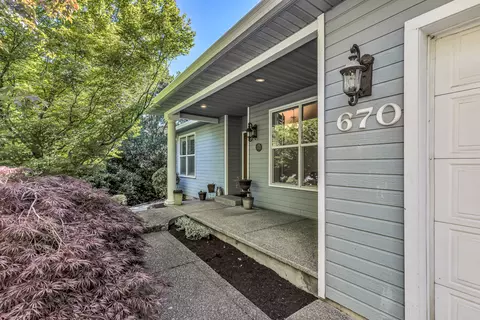 670 Spring Creek Dr, Ashland, OR 97520