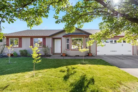 1210 Daisy Cir, Central Point, OR 97502