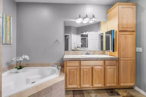 Bath - 19587 Simpson Ave, Bend, OR 97702 photo 3 of 8