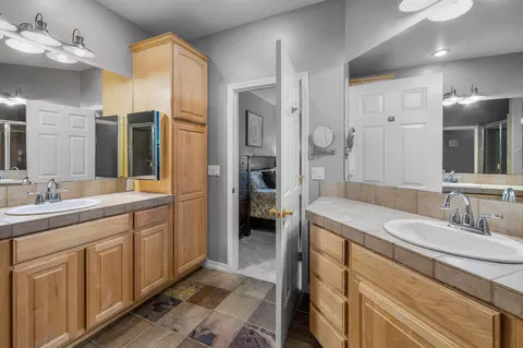 Bath - 19587 Simpson Ave, Bend, OR 97702 photo 2 of 8