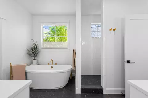 Bath - 2958 NW Celilo Ln, Bend, OR 97703 photo 4 of 5