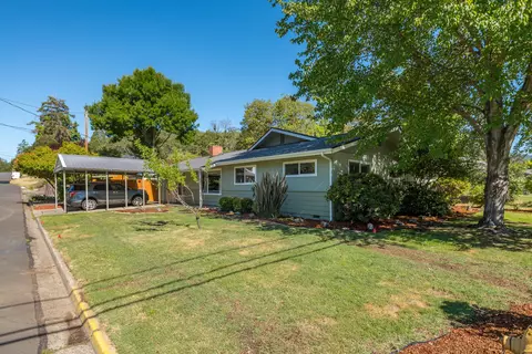 902 NW Sunset Dr, Grants Pass, OR 97526