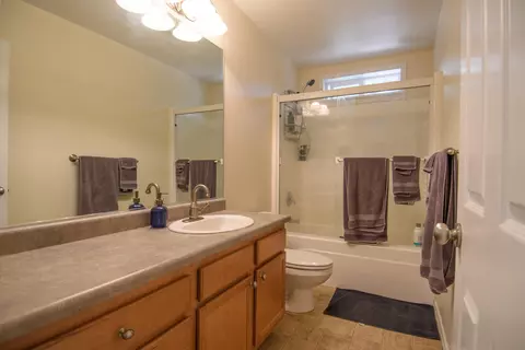 Bath - 16886 Jacinto Rd, Bend, OR 97707 photo 2 of 2