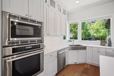 Kitchen - 2808 NW Shields Dr, Bend, OR 97703 photo 4 of 5