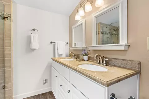 Bath - 21873 Rincon Ave, Bend, OR 97702 photo 3 of 6