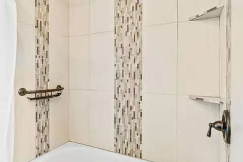 Bath - 21873 Rincon Ave, Bend, OR 97702 photo 6 of 6