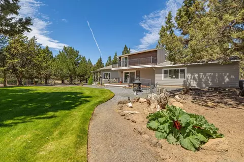 Exterior - 21873 Rincon Ave, Bend, OR 97702 photo 6 of 9