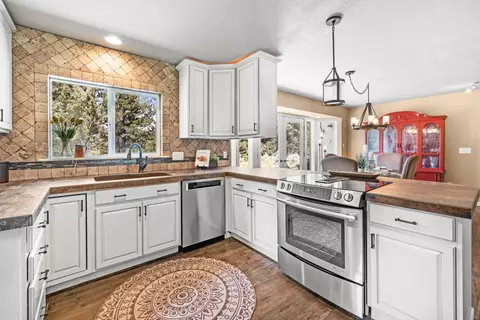 Kitchen - 21873 Rincon Ave, Bend, OR 97702 photo 3 of 4