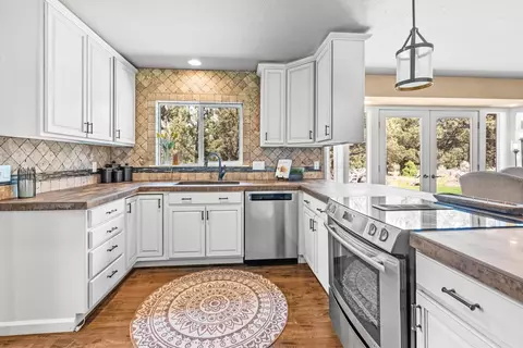 Kitchen - 21873 Rincon Ave, Bend, OR 97702 photo 4 of 4