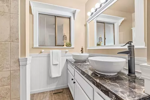 Bath - 21873 Rincon Ave, Bend, OR 97702 photo 1 of 6
